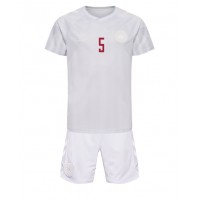 Camiseta Dinamarca Joakim Maehle #5 Segunda Equipación Replica Mundial 2022 para niños mangas cortas (+ Pantalones cortos)